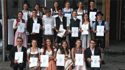 Die 20 besten Absolventen des Ignaz-Günther-Gymnasiums, erste Reihe (jeweils von links): Veronika Niklaus, Katharina Geier, Tanja Ludstock, Katharina Köglmeier, Henrike Höpfner, Rebecca Paintner und Hannes Pravida. Zweite Reihe: Lisa Henzler, Maximilian Hippold, Quirin Koller, Daniel Rabold, Raphael Hirner, Lena Sporer und Korbinian Jenuwein. Unterste Reihe: Milan Busch, Jana Pravida, Nicole Albrecht, Lisa Kastenhuber, Isabel Lutz und Konrad Grudzinski.Foto  RE