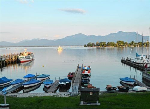 Die Abendstimmung mit Blick auf die Fraueninsel und die Alpen ist vom Ufer in Gstadt aus einfach traumhaft. Foto  Wastl