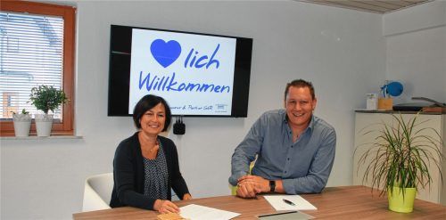 Die Agenturinhaber Inge Voglrieder und Andreas Apfelböck sind stolz darauf, die Versicherungsagentur in die Zukunft zu führen: mit der Renovierung in Feldkirchen und der neuen Filiale in Bruckmühl wurde viel für die Kundennähe und eine noch optimalere Betreuung getan.