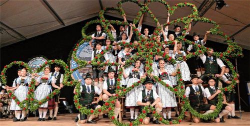 Die aktive Gruppe des ausrichtenden Vereins „D’Lindntaler“ Lauterbach präsentierte den Stern-Kronen-Tanz perfekt. „Do laffts oan koid an Buckl runter“, kommentierte Vorstand Sepp Brem senior nicht ohne Stolz. Fotos  Leitsmüller