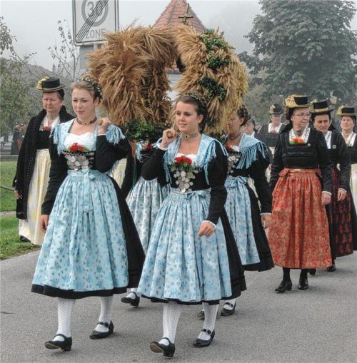 Die aktiven Dirndl tragen wie hier an Erntedank bei der Prozession eine Krone aus Getreideähren durch das Dorf.