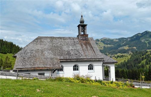 Die Almkirche St. Leonhard in Grafenherberg im Sudelfeldgebiet. Im Hintergrund der Wendelstein.Foto Lotter