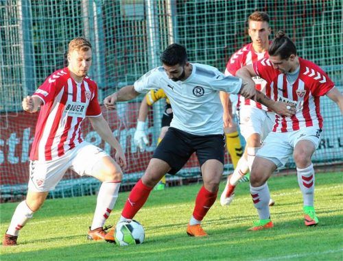 Die beiden Buchbacher Marco Rosenzweig und Patrick Walleth (rechts) bedrängen Linor Shabani.Fotos Buchholz