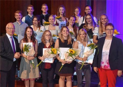 Die Besten: 16-Mal gab es in der Berufsschule II die Traumnote 1,0. Gratulation kam von Schulleiterin Christiane Elgass (rechts) und Anton Heindl, Zweiter Bürgermeister von Rosenheim (links). Eine Schülerin fehlt auf dem Bild.Foto  Schlecker