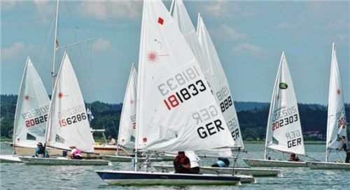 Die Boote segelten bei gutem Wind vier Wettfahrten.Foto Ni