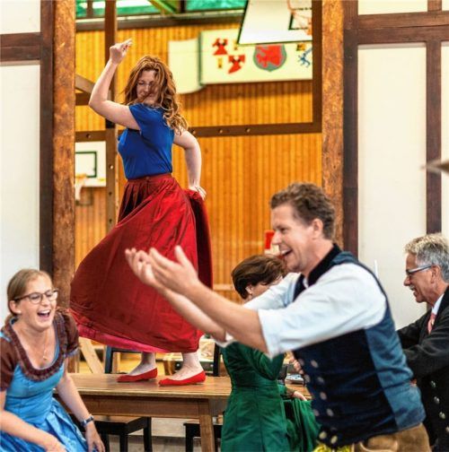 Die Buhlschaft – noch tanzt sie auf dem Tisch.Fotos  Thomae