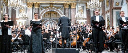 Die Chorgemeinschaft Neubeuern und die „Klangverwaltung“ in Großbesetzung samt Solisten sangen und spielten Haydn. Foto Janka
