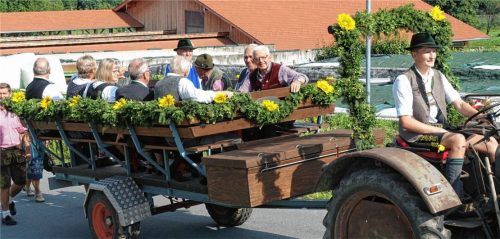 Die Ehrengäste und Gründungsmitglieder beim Kirchenzug.