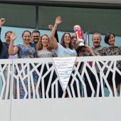 Tischtennis-Queens grüßen vom Rathausbalkon