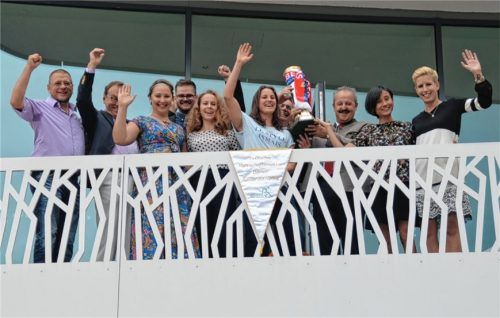 Die erfolgreichen Sportlerinnen grüßen mit Bürgermeister Kloo vom Rathausbalkon, ehe sie sich ins Goldene Buch der Stadt Kolbermoor eintragen (kleines Bild).Fotos strasser