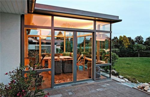 Die großen Glasflächen eines Wintergartens sorgen dafür, dass man sich auch im Herbst und Winter fast wie draußen fühlt und der Natur ganz nah ist. Foto  djd/Wintergarten Fachverband e.V./Stefan Diller