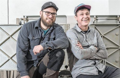 Die Holzdesigner Dominik Mendel und Toni Bettermann in ihrer Frasdorfer Werkstatt.