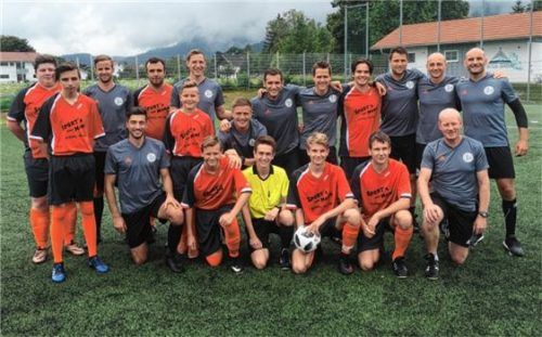 Die jungen Chiemgauer Schiedsrichter aus der Gruppe Ruperti (orangene Trikots) spielten gegen und mit den deutschen Spitzen-Referees, die sich in Grassau im Trainingslager befanden. Die Ruperti-Auswahl organisierte Michael Hagl (gelbes Trikot).Foto Donhauser