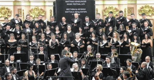Die K&K Philharmoniker und der Ukrainian National Choir Lviv widmen sich der Musik von Matthias Kendlinger mit inbrünstiger Kraft.