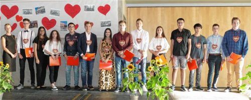 Die Klasse 10 M mit ihrer Klassenlehrerin Anabel Metz.