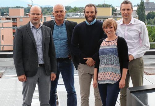 Die Köpfe hinter dem Solarkataster: Professor Dominikus Bücker von der Hochschule Rosenheim, Richard Weißenbacher von der Wirtschaftsförderung des Landkreises Rosenheim, Kolbermoors Klimaschutzmanager Martin Korndörfer sowie Katharina Voggenauer und Peter Heßner von der Wirtschaftsförderung (von links).Foto re
