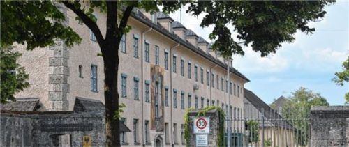 Die Liegenschaft der Bundespolizei in Rosenheim. Bundesinnenminister Horst Seehofer soll sie als Standort für ein Transitzentrum ins Spiel gebracht haben.Foto Schlecker