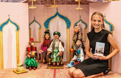Die Marionettenbühne selbst gebaut, das Stück selbst geschrieben: Nathalie mit Bobo, Pimpernella aus dem Dorf Verkehrtrum, König Balthasar, Frau Sommerwies und Prinzessin Jasmina. Fotos Thomae