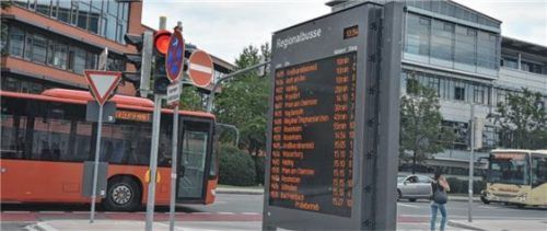 Die modernen Anzeigetafeln geben bei Bedarf auch akustisch Auskunft.