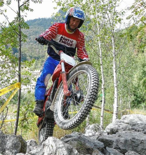 Die MTG Kiefersfelden veranstaltet am Wochenende zwei Klassik-Trials für Oldtimer- und moderne Trial-Motorräder. Das Bild zeigt Sepp Kuchlmeier von der MTG Kiefersfelden auf einer Fantic Twinshock. Foto  SCHMID