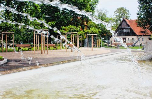 Die neu gestaltete Parkanlage Karl-Daniels-Platz: Der Mehrgenerationenspielplatz – Kosten hierfür rund 250000 Euro – steht kurz vor der Fertigstellung.Fotos gruber