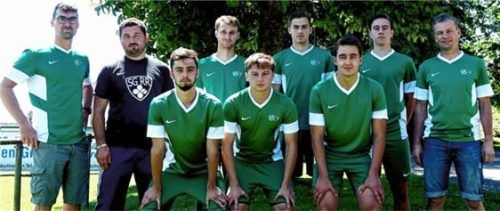 Die Neuen bei der SG Reichertsheim-Ramsau: Das Trainergespann Michael Ostermaier und Elvis Nurikic, Matthias Vital, Dominik Fischberger, Felix Wieser, Sportlicher Leiter Robert Göschl (hinten von links), Franz Kinstetter, Michael Vital und Josef Holzhammer (vorne von links).