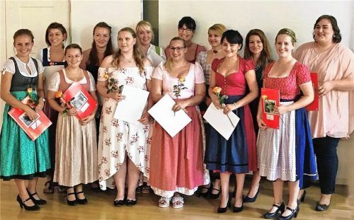 Die Preisträgerinnen: Martha Hirzinger, Monika Lechner, Melanie Mannhart, Emelie Niedermaier, Julia Schwabl, Anna Eder (vorne von links) sowie (hinten von links): Anna Pföderl, Verena Herfurtner, Barbara Gerg, Antonia Niedermaier, Theresa Hofberger, Julia Englbrecht, Eva Schweinsteiger (hinten von links). Nicht im Bild ist Carolin Michalczyk. Foto Niessen