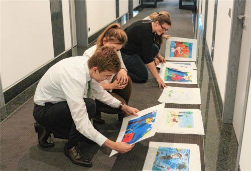 Die Qual der Wahl hatten die Jury-Mitglieder und Raiffeisenbank-Mitarbeiter Maximilian Berger, Melanie Schmidt, Patricia Nickl und Julia Graf (von links) bei der Bewertung der eingesendeten Bilder. Foto Raiffeisenbank
