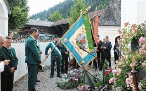 Die Sachranger Fahnenabordnungen beim Totengedenken zum 175. Todestag von Peter Huber. Foto reh