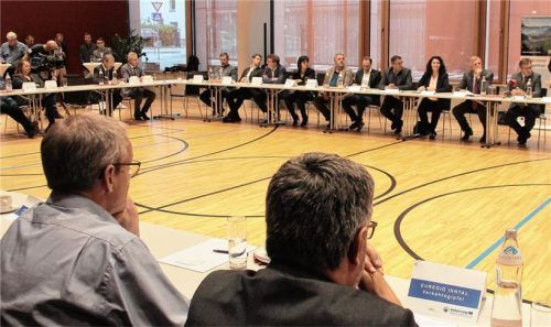 Die Verkehrsproblematik in der Grenzregion diskutierten gestern in Kufstein Politiker aus Bayern und Tirol. Fotos Reisner