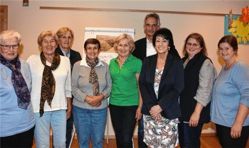 Die zum Teil neugewählte Vorstandschaft: Isabella Plattner (Kiefersfelden), Käthe Mayrhofer (Flintsbach), Katharina Antretter (Großholzhausen), Elisabeth Dandlberger (Nußdorf), Elisabeth Weiß (Flintsbach), Vorsitzende, Rosenheims Stadtpfarrer Andreas Maria Zach, Schriftführerin Sonja Greim (Kiefersfelden), Hedwig Petzet, Sozialpädagogin für Gemeinde-Caritas im Caritas-Zentrum Rosenheim, und Margit Lange (Brannenburg) vom Leitungsteam (von links).Foto  Weiss