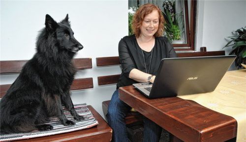 Diplom-Musiklehrerin Michaela Haindl hat den Marsch „Mein Rosenheimer Land“ komponiert. Auch wenn ihr Frauchen auf der Terrasse an dem Stück arbeitete, schaute Schäferhündin „Aika“ stets interessiert zu.Foto Schlecker