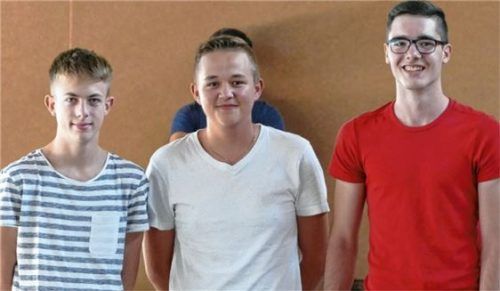Drei der vier Jahrgangsbesten (von links): Lukas Ober, Maximilian Bauer, Alexander Huber, es fehlt auf dem Bild Lina Schubert.Foto  re