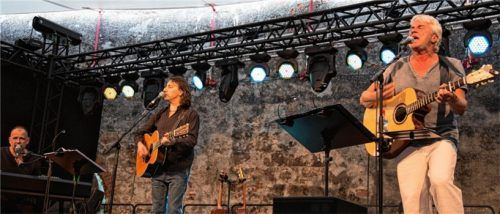 Drei Vollblutmusiker auf einer Bühne: Werner Schmidbauer (rechts), Pippo Pollina (Mitte) und Martin Kälberer. Das Konzert in Mühldorf war seit Oktober ausverkauft.Foto alx