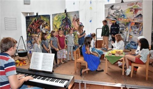 Eifrige Probe der „Musical-Kinder“ – am Klavier Dekanatskantor Johannes EppeleinFoto .Schlecker