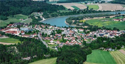 Ein aktuelles Luftbild zeigt Gars aus einer etwas anderen Perspektive, aber man sieht trotzdem sofort, dass die Gemeinde in den vergangenen 102 Jahren deutlich gewachsen ist.