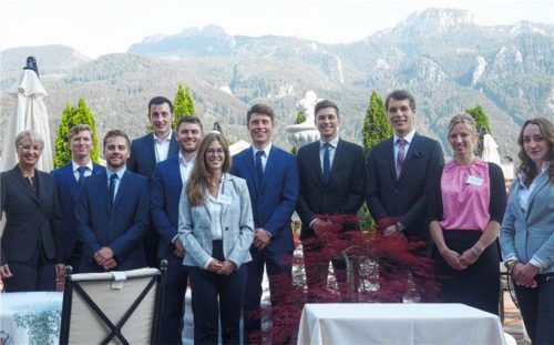 Ein Benimm-Kurs als Auszeichnung für herausragende Leistungen: Die zehn Studenten der Hochschule Rosenheim mit Knigge-Trainerin Christine Kesmarki (links).Fotos Kirchner