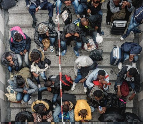 Ein Bild aus dem Jahr 2015, das sich nach dem Willen der CSU nicht wiederholen soll. Jeden Tag kamen allein am Rosenheimer Bahnhof Scharen von Flüchtlingen an.Foto dpa