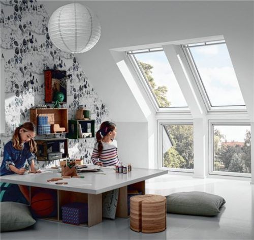 Ein Paradies für Kinder: Fenster-Verlängerungen bis zum Boden ermöglichen ungehinderten Ausblick ins Freie. Foto  Velux Deutschland GmbH/akz-o