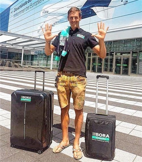 Ein schneidiger Bursch: Marcus Burghardt kurz vor dem Abflug nach Frankreich und er zeigt es an – es ist seine zehnte Teilnahme an der Tour de France.