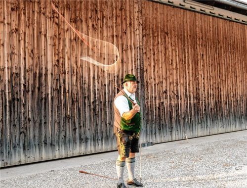 Ein Schnalzer braucht Standvermögen, Musikalität und Muskelschmalz. Seit 25 Jahren stellen dies die Kolbermoorer Schnalzer unter Beweis.Foto Thomae