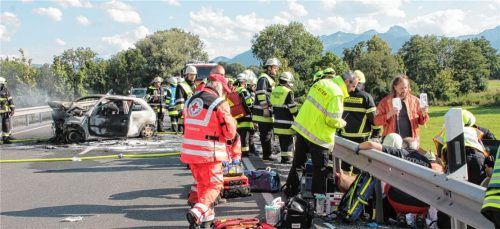 Ein schreckliches Bild bot sich an der Unfallstelle, wo Feuerwehr und Rettungsdienste um das Überleben der Opfer kämpften. Fotos Reisner