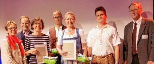 Ein Schuljahr lang hat die Otfried-Preußler-Schule am Coaching in Sachen Schulverpflegung teilgenommen. Jetzt wurden in Ebersberg die Urkunden verliehen: Irmgard Reischl (Leiterin der Vernetzungsstelle Kita- und Schulverpflegung), der Ebersberger Landrat Robert Niedergesäß, Coach Doris Bernhofer, Florian Burggraf, Sabine Sinnesbichler und Dominik Sasjadvolk von der Otfried-Preußler-Schule sowie Dr. Georg Kasberger, Leiter des Amtes für Ernährung, Landwirtschaft und Forsten Ebersberg (von links).Foto re