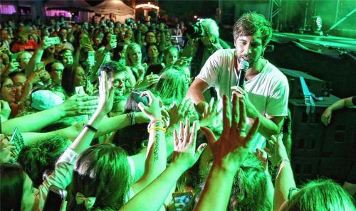 Ein Star zum Anfassen: Max Giesinger nahm am Donnerstagabend gleich mehrmals ein Bad in der Menge, nachmittags hatte er noch im Brunnen vor dem Schloss geplanscht.Fotos stl