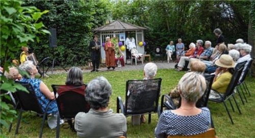 Eine modische Märchenstunde genossen die Senioren im Caritas-Garten.Foto  Sieberath
