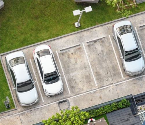 Eine neue, intelligente Technologie könnte Autofahrern live mitteilen, wo sie den nächsten freien Stellplatz finden und wie sie dorthin kommen. Foto  djd/Park & Control