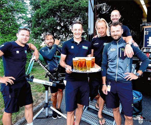 Eine Runde Bier für die Mechaniker vom Team Bora - hansgrohe