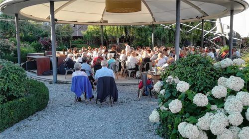 Einen wunderbaren Abend erlebten die Zuhörer beim Konzert des Akkordeonorchesters im Rosengarten.Foto re