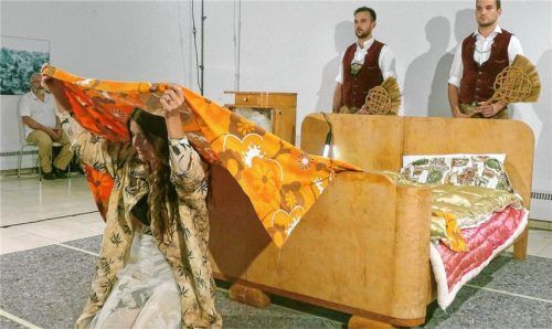 Elisabeth von Samsonow deckte Schicht für Schicht das Elternbett ab. Foto Jacobi