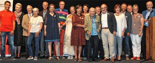 Engagierte Bürger der Bürgerstiftung Rosenheim zusammen mit Dr. Christian Pfeiffer (rechts) und Oberbürgermeisterin Gabriele Bauer (Zweite von links). Fotos Schlecker